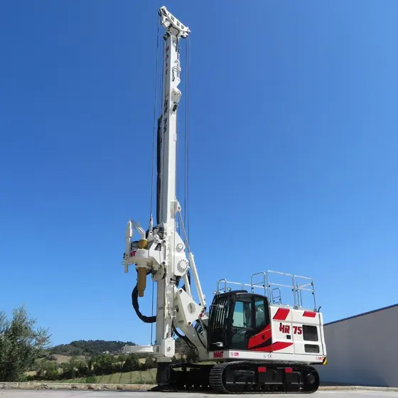 Perforatrice cingolata con mast verticale, usata per pali di fondazione.